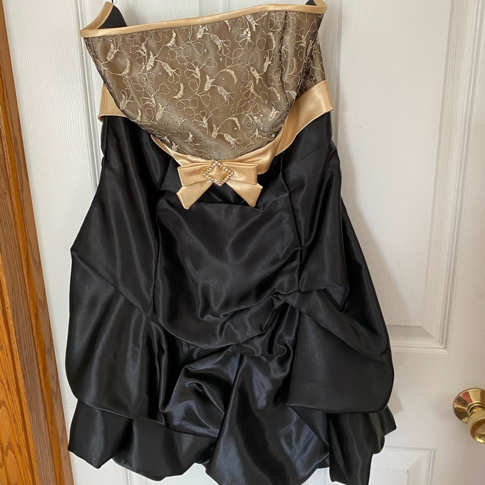 Women’s cocktail / prom dress